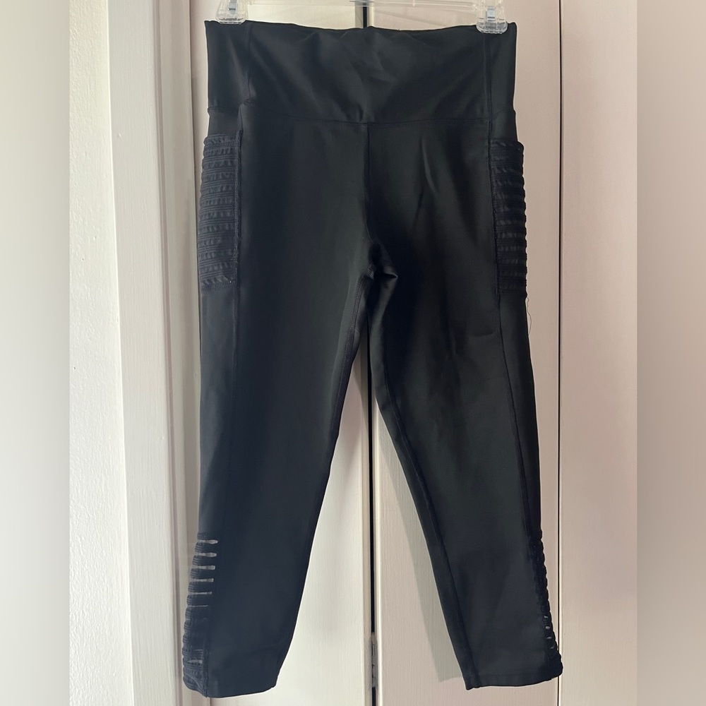 Better Sports Performance. M Black Mesh Capri Length Leggings